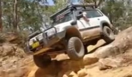 越野车最新爆料视频播放,性能与颜值并存，带你领略极限驾驶魅力
